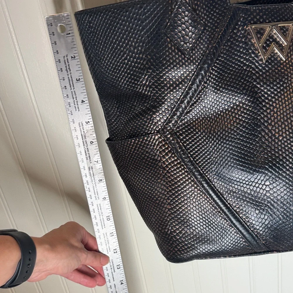 Kelly Wynne Paint the Town Tote in Black & Gold Snakeskin‎ Textured